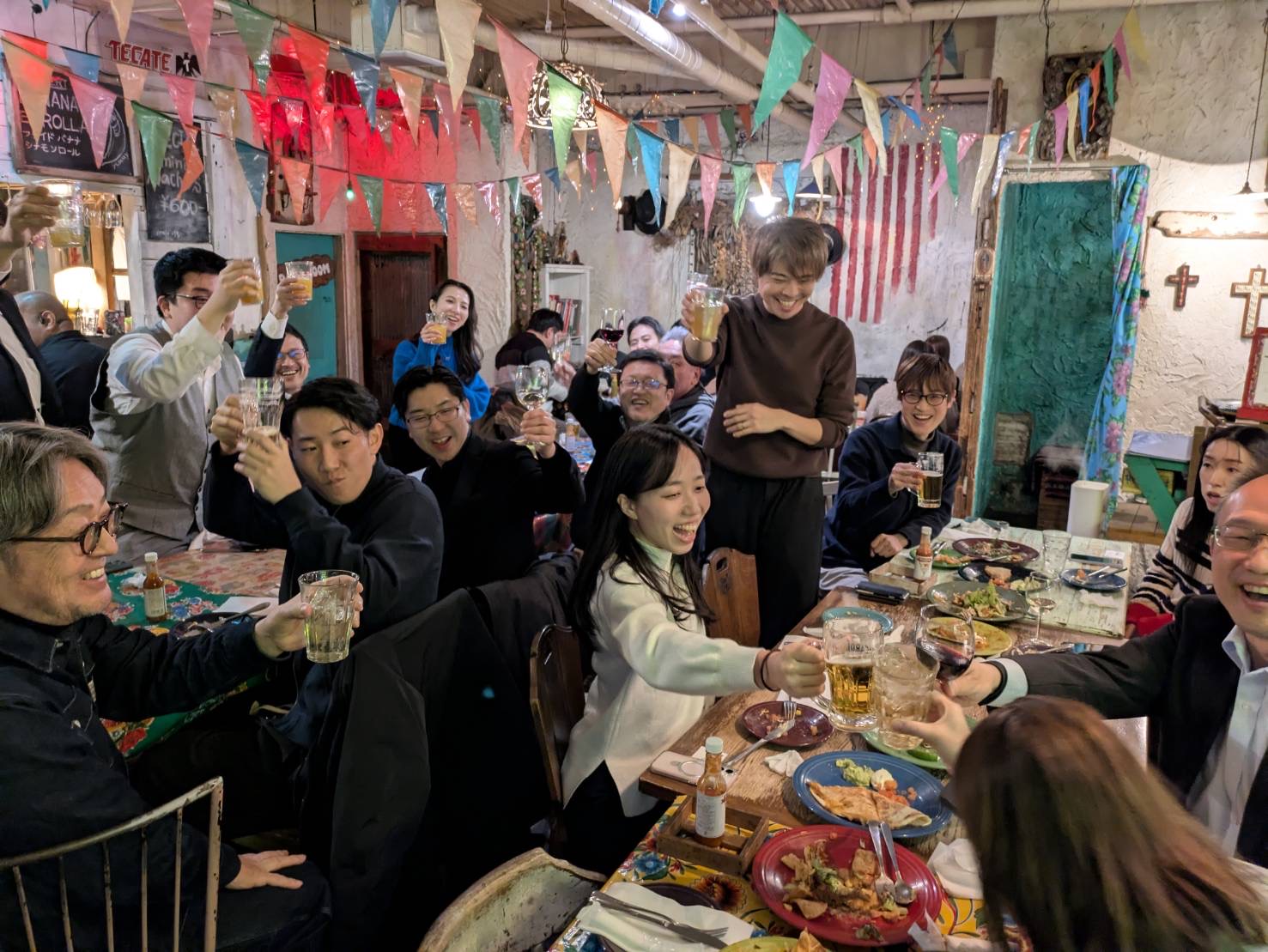 Nakamaの交流会で乾杯する参加者たち